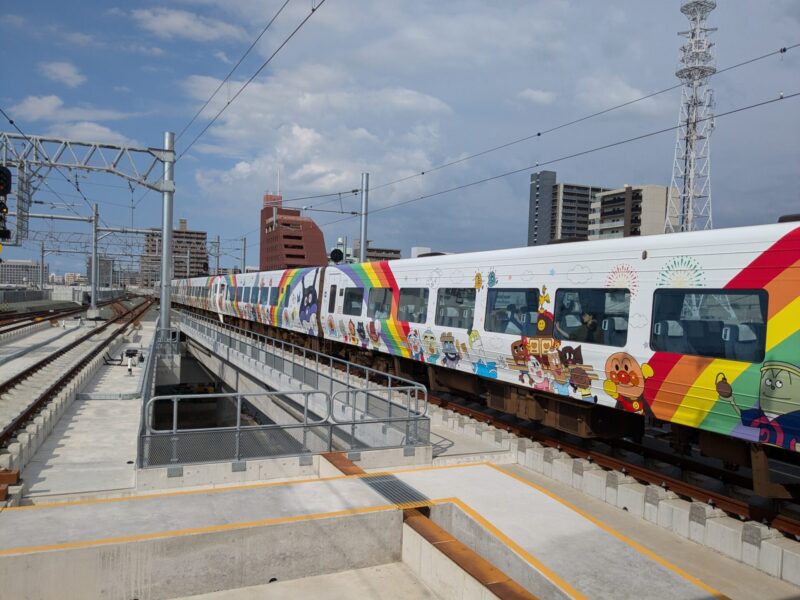 松山駅アンパンマン列車1