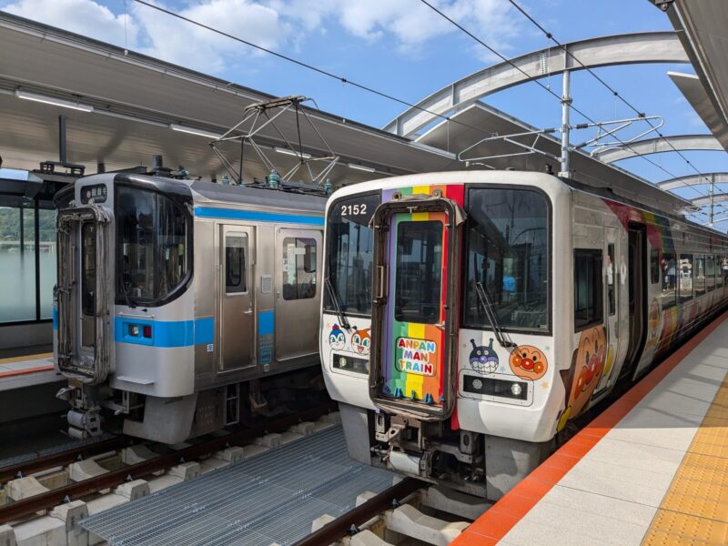 松山駅アンパンマン列車2